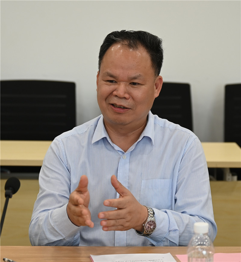 集团党委书记、董事长黄轩庄介绍集团公司情况.jpg