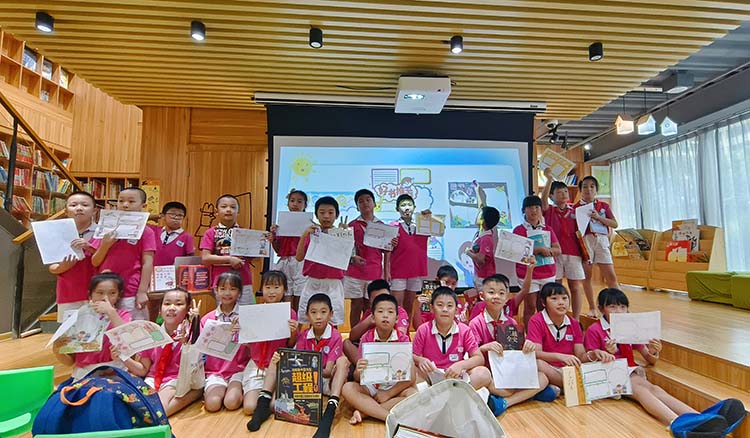 同学们展示阅读小报  蒋琦莉摄.jpg