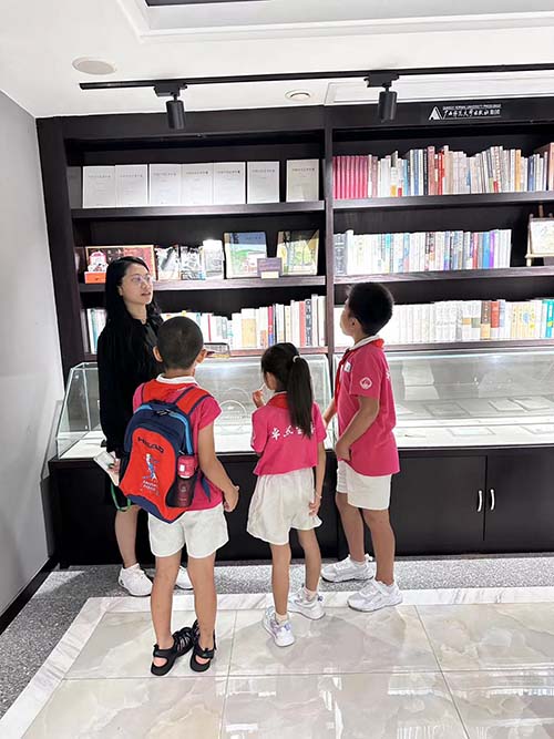 赵峥同志给同学们介绍社史馆  肖湘摄.jpg