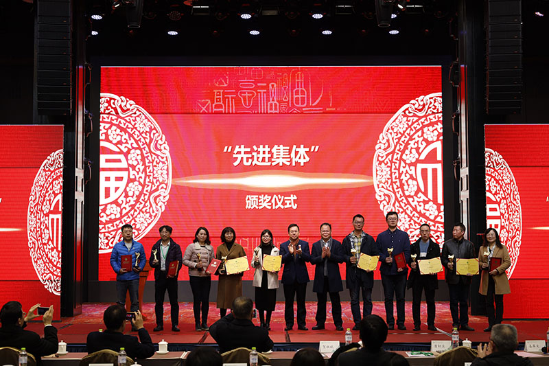 校长贺祖斌，集团公司党委书记、董事长黄轩庄为先进集体颁奖.jpg