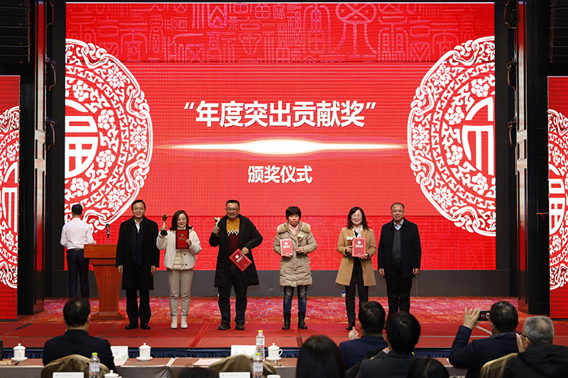 校党委副书记赵铁，集团公司党委副书记、总编辑汤文辉为年度突出贡献奖颁奖.jpg